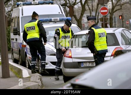 Polizeibeamte kontrollieren Autos mit Nummernschildern, die am 17. März 2014 in Paris, Porte Maillot, Frankreich, mit geraden Nummern enden. Foto von Mousse/ABACAPRESS.COM Stockfoto