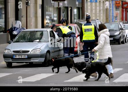 Polizeibeamte kontrollieren Autos mit Nummernschildern, die am 17. März 2014 in Paris, Frankreich, mit geraden Nummern enden. Foto von Mousse/ABACAPRESS.COM Stockfoto