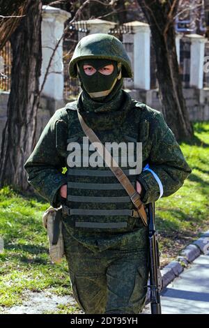 Bewaffnete Männer, die angeblich russische Soldaten sind, stehen vor einer ukrainischen Militärbasis in Simferopol auf der Krim Wache. Simferopol, Ukraine, am 17. März 2014. Fotos von Rafael Yaghobzadeh/ABACAPRESS.COM Stockfoto