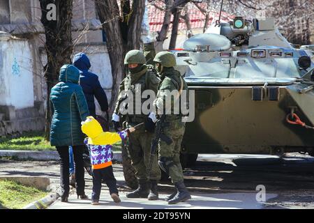 Bewaffnete Männer, die angeblich russische Soldaten sind, stehen vor einer ukrainischen Militärbasis in Simferopol auf der Krim Wache. Simferopol, Ukraine, am 17. März 2014. Fotos von Rafael Yaghobzadeh/ABACAPRESS.COM Stockfoto