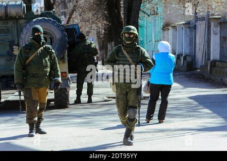 Bewaffnete Männer, die angeblich russische Soldaten sind, stehen vor einer ukrainischen Militärbasis in Simferopol auf der Krim Wache. Simferopol, Ukraine, am 17. März 2014. Fotos von Rafael Yaghobzadeh/ABACAPRESS.COM Stockfoto