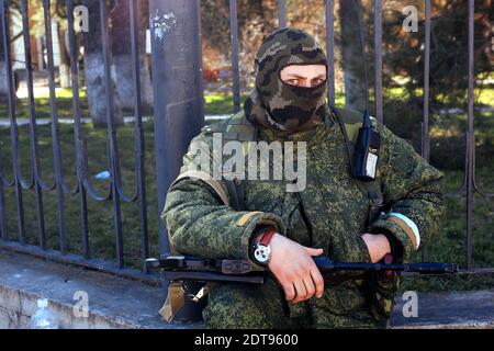 Bewaffnete Männer, die angeblich russische Soldaten sind, stehen vor einer ukrainischen Militärbasis in Simferopol auf der Krim Wache. Simferopol, Ukraine, am 17. März 2014. Fotos von Rafael Yaghobzadeh/ABACAPRESS.COM Stockfoto