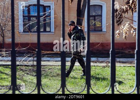 Bewaffnete Männer, die angeblich russische Soldaten sind, stehen vor einer ukrainischen Militärbasis in Simferopol auf der Krim Wache. Simferopol, Ukraine, am 17. März 2014. Fotos von Rafael Yaghobzadeh/ABACAPRESS.COM Stockfoto