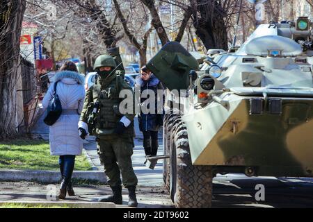 Bewaffnete Männer, die angeblich russische Soldaten sind, stehen vor einer ukrainischen Militärbasis in Simferopol auf der Krim Wache. Simferopol, Ukraine, am 17. März 2014. Fotos von Rafael Yaghobzadeh/ABACAPRESS.COM Stockfoto