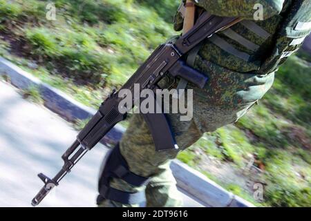 Bewaffnete Männer, die angeblich russische Soldaten sind, stehen vor einer ukrainischen Militärbasis in Simferopol auf der Krim Wache. Simferopol, Ukraine, am 17. März 2014. Fotos von Rafael Yaghobzadeh/ABACAPRESS.COM Stockfoto