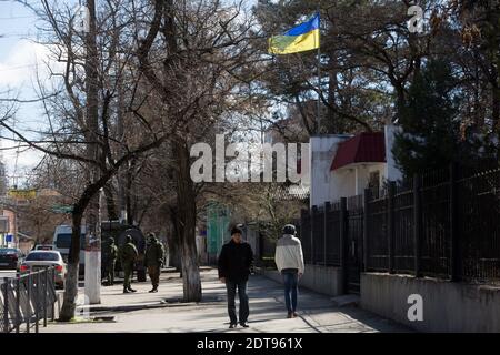 Bewaffnete Männer, die angeblich russische Soldaten sind, stehen vor einer ukrainischen Militärbasis in Simferopol auf der Krim Wache. Simferopol, Ukraine, am 17. März 2014. Fotos von Rafael Yaghobzadeh/ABACAPRESS.COM Stockfoto