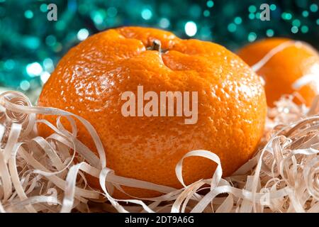 Reife orange Mandarine auf einem hellen verschwommenen Hintergrund Stockfoto