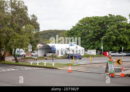 Sydney, Australien. Dienstag, 22. Dezember 2020,die Straßen in Avalon sind ruhig nach dem Ausbruch des Covid 19 im lokalen RSL und Bowling Club, die meisten Bewohner wurden getestet und die Warteschlangen an Testzentren sind kurz, die NSW-Regierung hat die Sydney Northern Beaches Area bis Mitternacht am 23. Dezember gesperrt, Sydney, Australien Kredit: martin Berry/Alamy Live Nachrichten Stockfoto