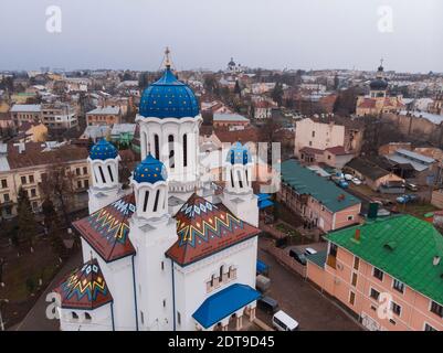 Luftaufnahmen von verdrehten Kuppeln der St. Nicholas Cathedral, aka Drunk Church in Czernowzi, Ukraine Stockfoto