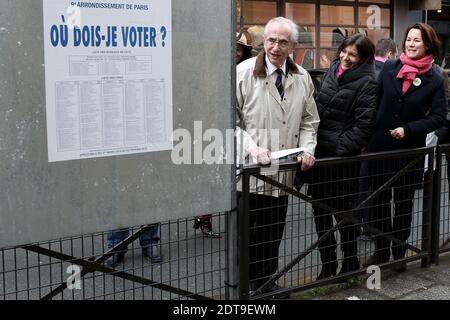 Anwärterin der französischen Sozialistischen Partei (PS) für die bevorstehenden Kommunalwahlen Anne Hidalgo flankiert von der PS-Kandidatin im 9. Bezirk Pauline Veron und dem Bürgermeister des 9. Bezirks von Paris besucht Jacques Bravo am 25. März 2014 den 9. Bezirk von Paris, Frankreich. Foto von Stephane Lemouton/ABACAPRESS.COM Stockfoto