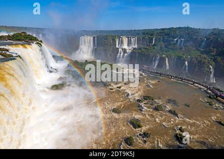Spektakuläre Übersicht über einen der Iguazu Falls Wasserfall Komplex in Brasilien Stockfoto