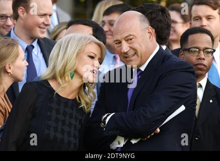 Gary D. Cohn, Präsident Trumps Top-Wirtschaftsberater und Berater des Präsidenten Kellyanne Conway, nimmt am 11. September 2017 im Weißen Haus in Washington, DC, an einem Moment des Schweigens zum 16. Jahrestag der Terroranschläge auf die Vereinigten Staaten vom 11. September Teil. Foto von Olivier Douliery/ Abaca Stockfoto