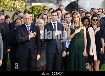 L bis R: Gary D. Cohn, Präsident Trumps Top-Wirtschaftsberater, Jared Kushner, Schwiegersohn und hochrangiger Berater des Präsidenten und Ivanka Trump nehmen am 11. September 2017 im Weißen Haus in Washington, DC, an einem Moment des Schweigens zum 16. Jahrestag der Terroranschläge auf die Vereinigten Staaten vom 11. September Teil. Foto von Olivier Douliery/ Abaca Stockfoto