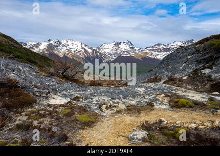 Genießen Sie die spektakuläre Landschaft auf dem oft schlammigen Weg auf dem Weg zur laguna Esmeralda, in Ushuaia, Argentinien Stockfoto