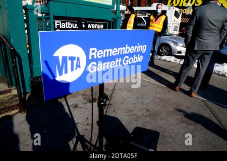 Brooklyn, NY, USA. Dezember 2020. Atmosphere kündigt Gedenkstätte für den Bahnbetreiber Garrett Goble an, der bei einem absichtlichen Eisenbahnbrand am 27. März in Harlem ums Leben gekommen ist. 21. Dezember 2020 in Brooklyn, New York City. Kredit: Mpi43/Media Punch/Alamy Live Nachrichten Stockfoto