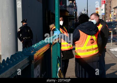 Brooklyn, NY, USA. Dezember 2020. MTA Transit-Arbeiter kündigen Gedenkstätte für den Bahnbetreiber Garrett Goble an, der bei einem absichtlichen Eisenbahnbrand am 27. März in Harlem ums Leben gekommen ist. 21. Dezember 2020 in Brooklyn, New York City. Kredit: Mpi43/Media Punch/Alamy Live Nachrichten Stockfoto