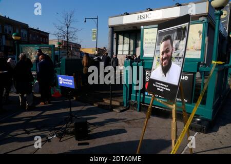 Brooklyn, NY, USA. Dezember 2020. Atmosphere kündigt Gedenkstätte für den Bahnbetreiber Garrett Goble an, der bei einem absichtlichen Eisenbahnbrand am 27. März in Harlem ums Leben gekommen ist. 21. Dezember 2020 in Brooklyn, New York City. Kredit: Mpi43/Media Punch/Alamy Live Nachrichten Stockfoto