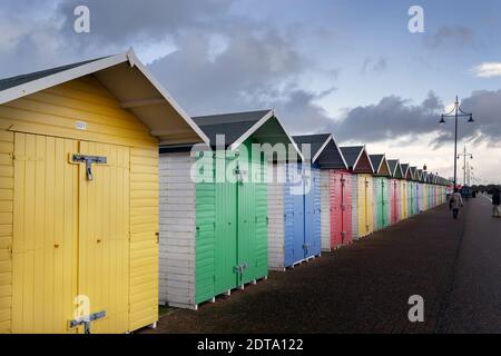 EASTBOURNE, ENGLAND - 20. DEZEMBER 2020: Strandhütten an der Eastbourne Promenade an einem bewölkten Winternachmittag Stockfoto