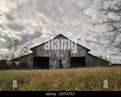 Alte hölzerne Heuscheune außen auf einer Farm oder Ranch in Pike Road Alabama, USA. Stockfoto