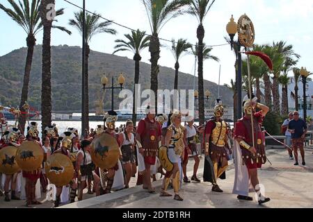 Ein jährliches Fest in Cartagena, Spanien ist die Cartagener und Römer. Einige der Römer, die auf dem Seeweg einmarschieren, marschieren ins Landesinnere, um sich mehr der römischen Streitkräfte anzuschließen Stockfoto