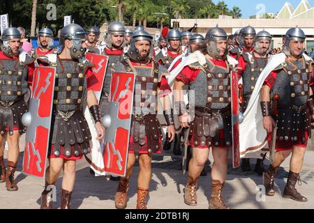 Ein jährliches Fest in Cartagena, Spanien ist die Cartagener und Römer. Hier machten sich eine Gruppe römischer Soldaten auf den Weg zum Schlachtfeld, um sich dem Feind zu stellen. Stockfoto