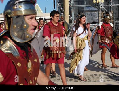 Ein jährliches Fest in Cartagena, Spanien, ist das der Cartagenier und Römer. Drei Soldaten eskortieren eine Bogenschützin vom Rallyeplatz. Stockfoto