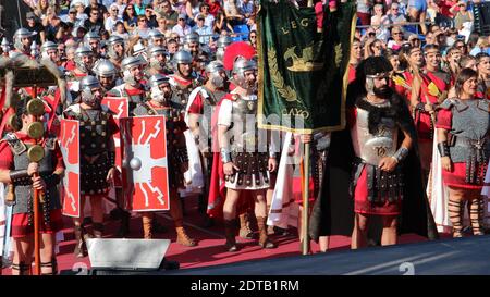 Jährliches Festival in Cartagena, Spanien ist die Cartagener und Römer. Die Standard-Träger und römischen Soldaten hören ihre Generäle Sammelrede. Stockfoto