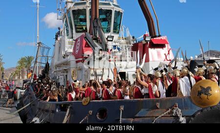 Ein jährliches Fest in Cartagena, Spanien ist die Cartagener und Römer. Einige der Römer, die auf dem Seeweg einmarschierten. Modernes Arbeitsboot, das römische Galeere darstellt. Stockfoto