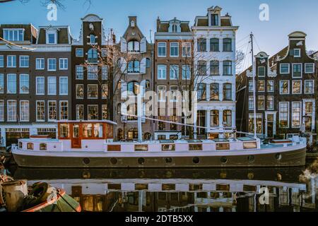 Amsterdam Kanäle im Abendlicht, holländische Kanäle in Amsterdam Holland Niederlande im Winter in den Niederlanden. Europa Stockfoto