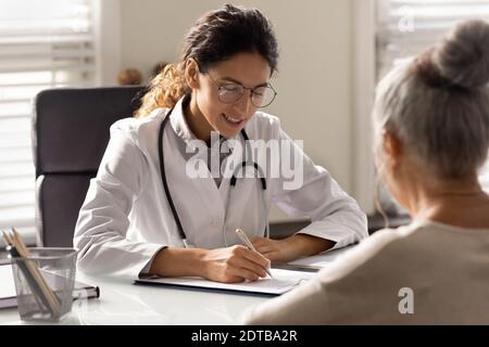 Ärztin schreiben Rezept für ältere Patienten Stockfoto