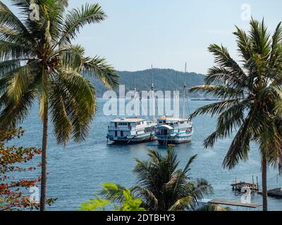 Tauchsafari-Boote liegen an der Lembeh Strait zwischen Bitung auf Nord-Sulawesi und Lembeh Island in Indonesien. Die Lembeh Strait ist dafür bekannt Stockfoto