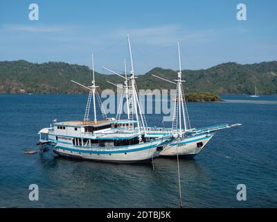 Tauchsafari-Boote liegen an der Lembeh Strait zwischen Bitung auf Nord-Sulawesi und Lembeh Island in Indonesien. Die Lembeh Strait ist dafür bekannt Stockfoto