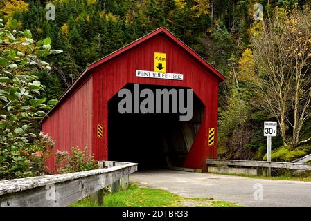 Ein Landschaftsbild der berühmten roten Point Wolfe Brücke auf der Point Wolfe Straße in der Nähe von Alma im Fundy National Park New Brunswick Canada. Stockfoto