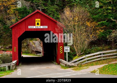 Eine Vorderansicht der berühmten roten überdachten Brücke am Point Wolf im Fundy National Park New Brunswick Canada. Stockfoto