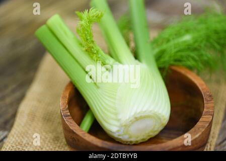 Fenchel Gemüse aus dem Garten, frische rohe Fenchel-Zwiebeln bereit, auf Lebensmitteln zu kochen Holz Natur grünen Hintergrund Stockfoto