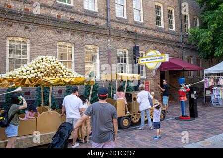 Weihnachten in der Rocks Gegend von Sydney, mit Weihnachtsmärkten in den Straßen und Weihnachtsdekorationen in den Straßen, Sydney, Australien Stockfoto