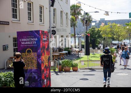 Weihnachten in der Rocks Gegend von Sydney, mit Weihnachtsmärkten in den Straßen und Weihnachtsdekorationen in den Straßen, Sydney, Australien Stockfoto