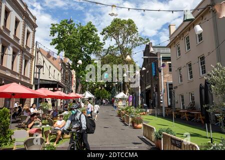 Weihnachten in der Rocks Gegend von Sydney, mit Weihnachtsmärkten in den Straßen und Weihnachtsdekorationen in den Straßen, Sydney, Australien Stockfoto