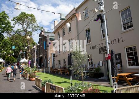 Weihnachten in der Rocks Gegend von Sydney, mit Weihnachtsmärkten in den Straßen und Weihnachtsdekorationen in den Straßen, Sydney, Australien Stockfoto