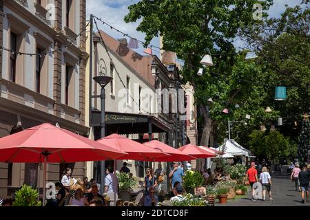 Weihnachten in der Rocks Gegend von Sydney, mit Weihnachtsmärkten in den Straßen und Weihnachtsdekorationen in den Straßen, Sydney, Australien Stockfoto