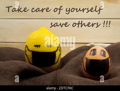 Hühnereier und Zitrone in schwarzen Masken Text Stockfoto