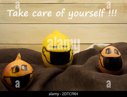Hühnereizwiebel und Zitrone in einer schwarzen Maske und Text. Stockfoto