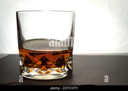 Cognac oder Bourbon oder Rum oder Whiskey in Glasgläsern Auf einem dunklen Steingrund Stockfoto