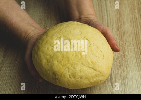 Alte Frauen halten Teig zum Backen von Brot, Brötchen und Lebkuchen Stockfoto