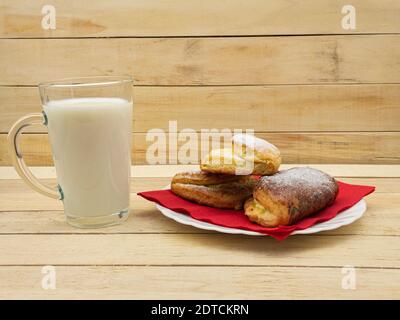 Hausgemachte Kuchen und eine Tasse mit Milch auf einem Holz Hintergrund Stockfoto