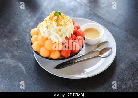 Bingsu Dessert, Obst Bingsu Cantaloupe und Wassermelone mit Milchcreme-Menü essen Kühlung süß Eis serviert auf dem Tisch Korea Essen Stockfoto