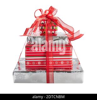 Studioaufnahme von Stapel von Weihnachtsgeschenken Flut mit Rotes Band Stockfoto