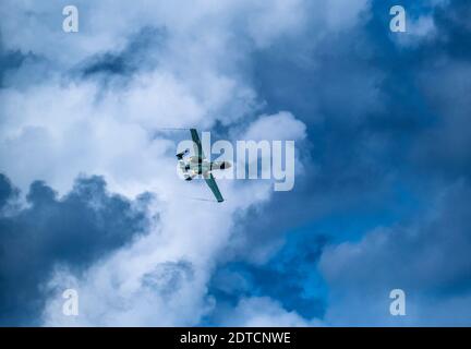 Fairchild Republic A-10 Thunderbolt II fliegt gegen den Himmel Stockfoto