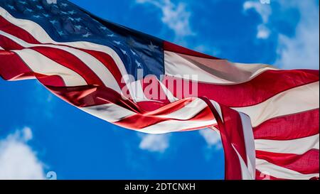 Amerikanische Flagge weht im Wind gegen den Himmel Stockfoto