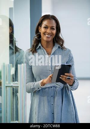 Porträt von lächelnden Geschäftsfrau mit digital-Tablette im Büro Stockfoto